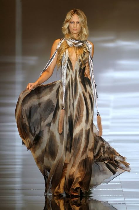 Roberto Cavalli. Don't really care for the thing around her neck, but the dress itself is absolutely GORGEOUS! Stil Boho, Mode Boho, Animal Print Fashion, Looks Chic, Gorgeous Gowns, Fashion Pattern, Animal Prints, Roberto Cavalli, Beautiful Gowns