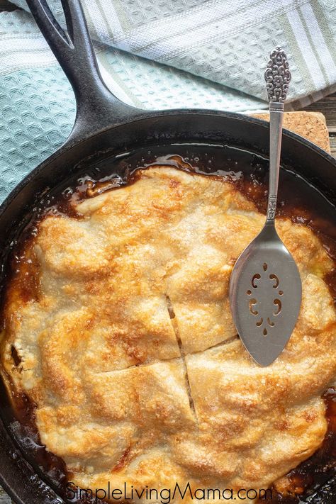 Cast Iron Recipes Dinner, Rustic Apple Pie, Easy Apple Pie Recipe, Skillet Apple Pie, Skillet Desserts, Apple Pie Recipe Homemade, Apple Pie Recipe Easy, Homemade Apple Pie, Easy Apple Pie