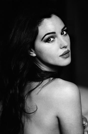 Monica Bellucci.. That is all Italian Beauty, Italian Actress, Foto Poses, Monica Bellucci, Beauty Icons, Iconic Women, 인물 사진, White Photo, Classic Beauty