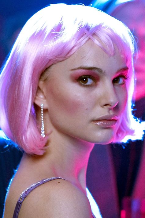 She wore a bobbed pink wig for her role in [i]Closer[/i]. Natalie Portman Closer, Fuschia Hair, Chic Halloween Costume, Red Carpet Hair, Chic Halloween, Idee Cosplay, Pink Wig, Colored Wigs, Pastel Hair