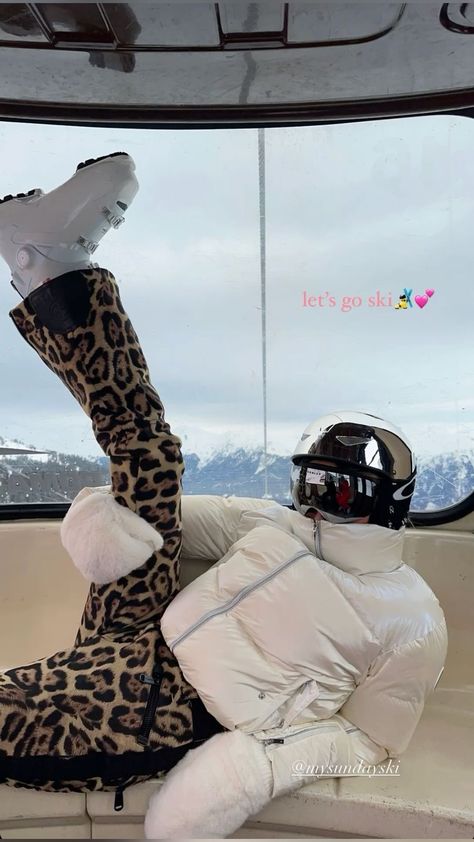 Rise Festival Skiing, Ski Festival Outfits, Ski Holiday Outfit, Ski Photos, Mode Au Ski, Ski Fits, Ski Trip Outfit, Snow Outfits, Skiing Aesthetic