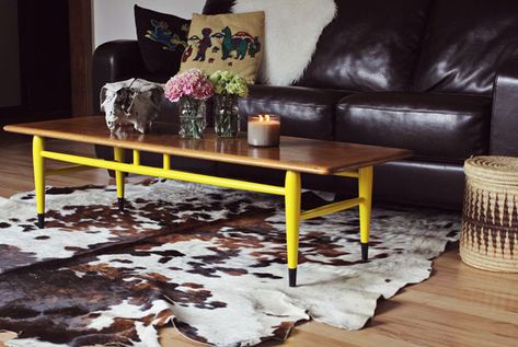 9 Unique ways to add style to your coffee table Minimalist Living Room Decor, Painted Coffee Tables, Yellow Living Room, Yellow Paint, Coffee Table Legs, A Beautiful Mess, Black Coffee Tables, Lift Top Coffee Table, Diy Coffee Table