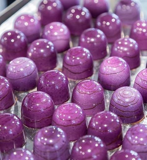 Macaron Dessert, Wedding Candy Table, Dessert Bakery, Chocolate Macaron, Purple Food, Purple Party, Google Search Console, Artisan Chocolate, 10th Birthday Parties