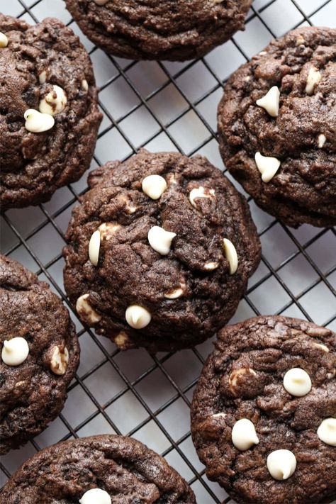 These Cookies and Cream Chocolate Cookies are thick, soft and brownie-like cookie recipe. They're loaded with chopped cookies and cream style cookies and white chips. Guaranteed to satisfy any chocolate craving! #cookiesandcups #cookiesandcream #cookiesrecipe #cookies #oreo Oreo Icebox Cake, Cookies And Cream Cookies, Oreo Stuffed Chocolate Chip Cookies, Cookie Cups Recipe, Velvet Cake Recipes, Peanut Butter Oreo, Oreo Flavors, Frozen Cookie Dough, Cream Cookies