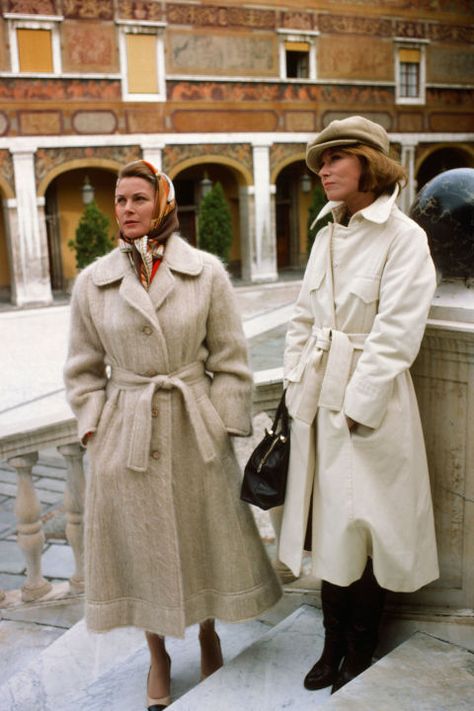 Grace Kelly and Jessica Lee, February 1977. See the full evolution of the trench coat, from Marlene Dietrich's feminine spin on it in the 1930s to Emma Watson's studded take in the 2010s. Vintage Outfits Winter, Lee Grant, Retro Ski Suit, Grey Knitwear, Princess Grace Kelly, Denim Baseball Cap, Great Coat, Style Muse, Princess Grace