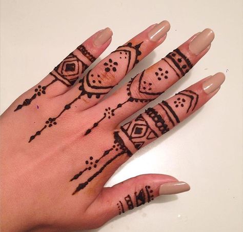 Hana Design Easy, Hana Tato Ideas, Hannah Ideas Hand, Hana Tato, Simple Hannah Design, Henna Rings, Mehendi Tattoo, Cute Henna Designs, Cute Henna Tattoos