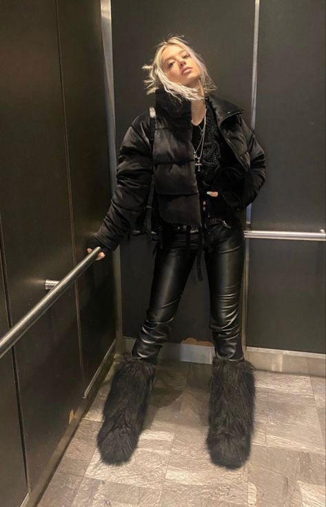 Leather Short Skirt Outfit, Cold Weather Rave Outfits, Fur Boots Outfit, Rockstars Gf, Fancy Fits, Estilo Swag, Baddie Fits, Taylor Hill, Fashion Aesthetics