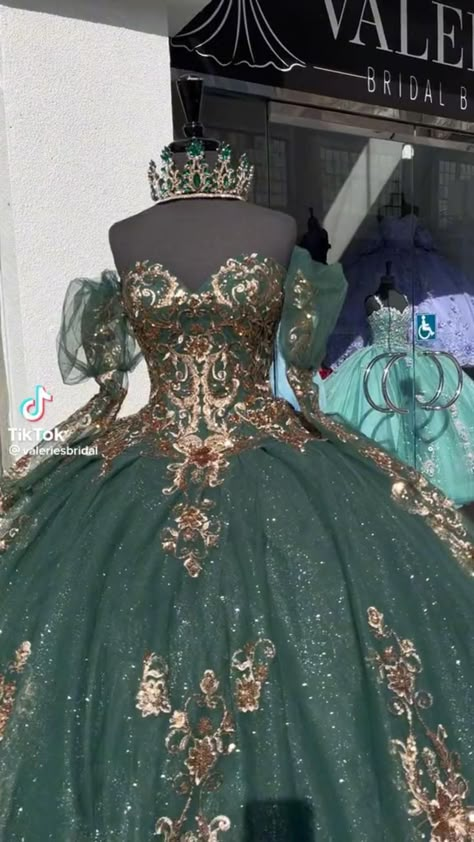 Black Dress Outfit Summer, Gold Sweet 16 Dresses, Casual Simple Dress, Chambelanes Outfits Quinceanera, Emerald Green Quinceanera Dresses, Green Quince Dress, Quinceanera Dresses Green, Wedding Dress Casual, Wedding Lace Dress