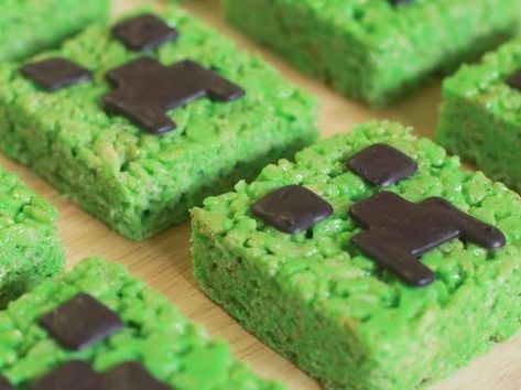 These are perfect snacks for a gaming days. Rice Krispy treats in that shape of Creepers! #AfterSchool # #Snacks #Forkids #Foods Minecraft Creeper Rice Krispies, Minecraft Rice Krispies, Creeper Rice Krispie Treats, Minecraft Party Treats, Creeper Birthday Party, Minecraft Rice Krispie Treats, Minecraft Desserts, Minecraft Treats, Video Game Party Food