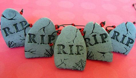 Would absolutely love to make these little tombstones out of clay, and place them in a creepy painted pot with some little white ghosts and orange pumpkins also made from clay! Clay Broches, Tombstones Diy, Polymer Halloween, Halloween Jewelry Diy, Clay Halloween, Grave Yard, Polymer Clay Halloween, Painted Pot, Halloween Clay