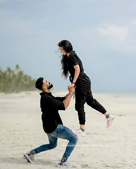 Beach Poses Couples Photo Ideas, Outdoor Stills, Couple Beach Poses, Funny Wedding Poses, Pre Wedding Photoshoot Beach, Creative Couples Photography, Couples Beach Photography, Pre Wedding Photoshoot Outfit, Wedding Photoshoot Props