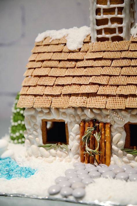 Cottage Gingerbread House, Jul Kaka, Homemade Gingerbread House, Cool Gingerbread Houses, Gingerbread House Parties, Gingerbread House Designs, Gingerbread Party, Gingerbread House Cookies, Gingerbread Village