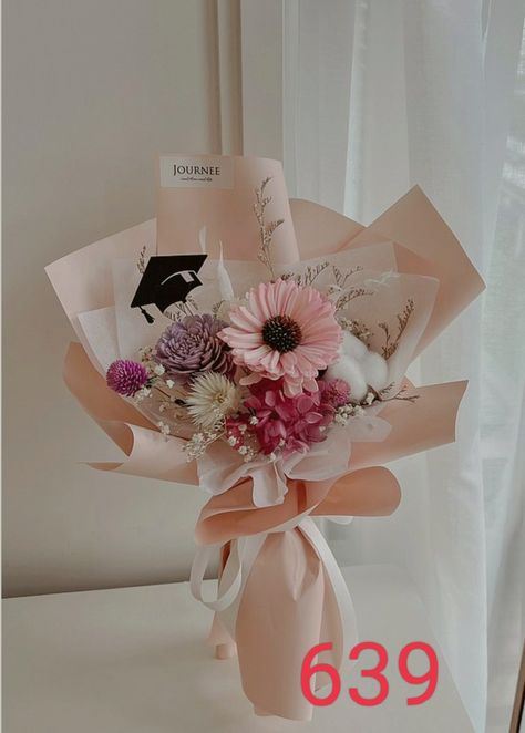 Grad Flowers Bouquet, Bucket Wisuda, Korean Bouquet, Graduation Flower Bouquet, Bouquet Aesthetic, Pink Flower Arrangements, Graduation Flowers, Bouquet Inspiration, Flower Wrapping