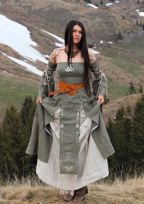 Viking Wedding Dress, Viking Ideas, Wedding Dress Fantasy, Halloween Costumes Plus Size, Costume Viking, Celtic Dress, Digital Hair, Celtic Clothing, Pagan Clothing