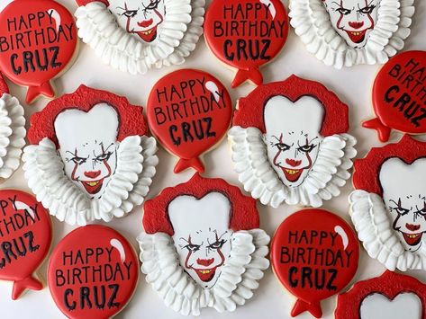 Smoky Hollow Baking Co on Instagram: “I’m just gonna leave these right here, enjoy your nightmares 🎈 #it #itchapter2 #decoratedcookies #decoratedsugarcookies #royalicing…” Pennywise Cookies, Pennywise Birthday, Pennywise Party, Creepy Snacks, Donuts Ideas, Movie Cookies, Felix Birthday, Halloween Deserts, Halloween Donuts