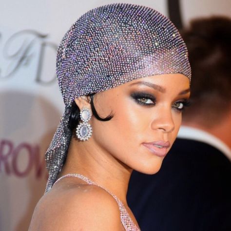 Rihanna in turban Rihanna Makeup, Makeup Cantik, Looks Rihanna, Gorgeous Wedding Makeup, Red Carpet Makeup, Rihanna Looks, Red Carpet Hair, Red Carpet Beauty, Bad Gal Riri