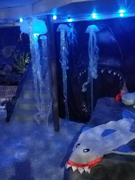 Aquatic Bedroom Ideas, Marine Bedroom Aesthetic, Underwater Bedroom Ideas, Jellyfish Themed Bedroom, Marine Room Decor, Underwater Room Aesthetic, Ocean Decor Ideas, Deep Sea Room, Mermaid Bedroom Aesthetic