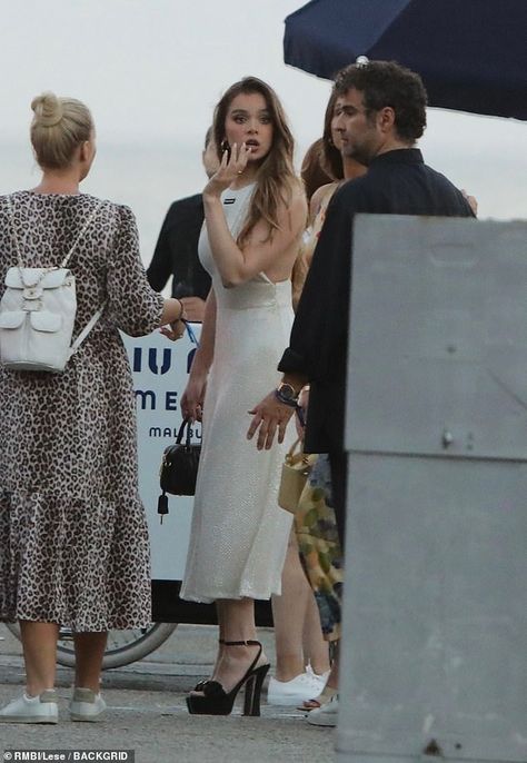 Hailee Steinfeld Dickinson, Hailee Steinfeld Style, Gigi Hadid Looks, Marvel Photo, Black Slip Dress, Hailee Steinfeld, Movie Collection, Looks Chic, Gigi Hadid