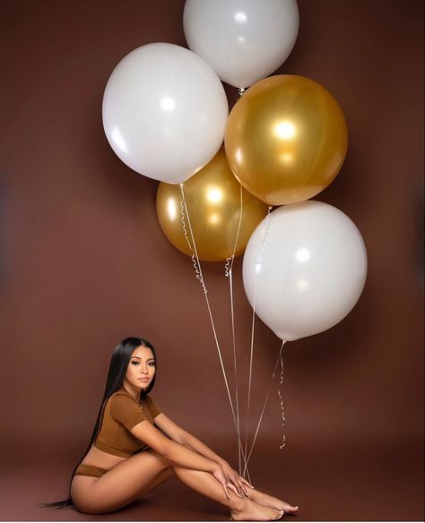 Photoshoot Balloons Studio, Balloon Photoshoot Ideas, Birthday Photoshoot Ideas With Number Balloons, Birthday Photo Shoot With Balloons, Birthday Poses Ideas With Balloons, Number Balloons Photoshoot, Photoshoot With Balloons, Birthday Photoshoot Balloons Numbers, Balloon Photoshoot