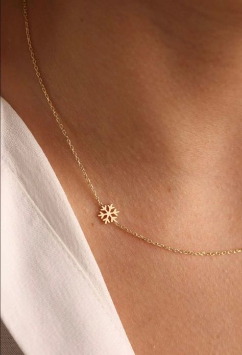 Details Handmade item * Pendant width : 10 mm Materials: Gold, Rose gold, White gold Style: Minimalist Made to Order 1- D E S C R I P T I O N Every snowflake has different patterns and different spirits, just like every person, meaning that the person is unique. Own this unique necklace. 2- P R O D U C T ∙ F E A T U R E S * Gold material: 14K gold * Gold color options: Yellow gold, Rose gold, White gold * Chain length options: 14", 16", 18", 20" * Pendant width : 10 mm 3- D E L I V E R Y ∙ D E T Gold Snowflake Necklace, Snow Necklace, Necklace Snowflake, Snowflake Jewelry, Gold Jewellry, Snowflake Necklace, Gift Girlfriend, White Gold Chains, Valentines Necklace