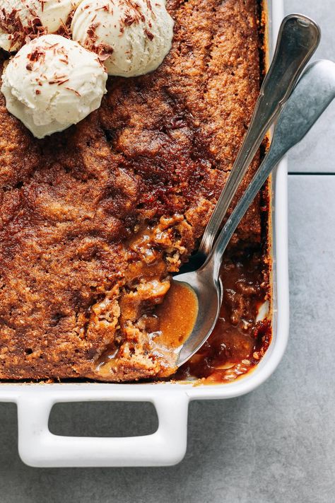 Self-Saucing Banana Pudding Cake (Vegan + GF) Baked Pudding, Vegan Banana Pudding, Kitchen Magick, Self Saucing Pudding, Cooking Sweets, Banana Pudding Cake, Cinnamon Caramel, Baked Desserts, Family Dishes