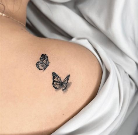 Butterfly tattoo Ovean Tattoos, Simples Tattoos, Small Tattoo Ideas Arm, Arm Tattoo Shoulder, Besties Tattoos, Small Tattoos For Girls, Tattoos Big, Big Tattoos, Tattoos Tiny