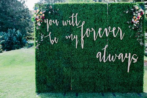 Wedding Photo Zone, Wall With Flowers, Wedding Backdrop Ideas, Hedge Wall, Photography Booth, Pictures On String, Creative Backdrops, Byron Bay Weddings, Grass Wall