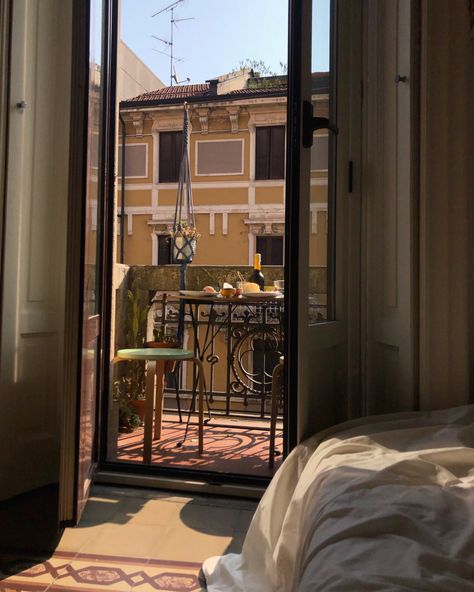 #milan #milanovibes #italy #italianbreakfast #balcony Small Apartment Italy, Italy Apartment Interior, Vintage Italian Apartment, Italian Inspired Apartment, Apartment In Milan, Milan Italy Apartment, Apartment In Italy Aesthetic, Milan Apartment Aesthetic, Living In Milan Aesthetic