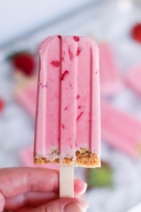 Strawberry Cheesecake Popsicles (with Graham Cracker Crust) Strawberry Fruit Pizza, Strawberry Cheesecake Popsicles, Cheesecake Popsicles, Graham Cracker Crust Recipe, Easy Strawberry Cheesecake, Strawberry Popsicles, Popsicles Recipe, Banana Chocolate Chip Cookies, Homemade Graham Cracker Crust