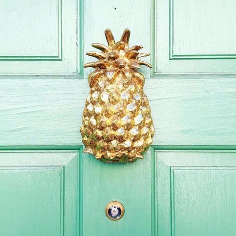 Scully & Scully on Instagram: “The symbol of welcome and hospitality throughout America. When the great clipper ships and merchant vessels of colonial days returned from…” Tropical Porch, Front Portico, Tropical Chic Decor, Pineapple Door Knocker, Pineapple Princess, Nantucket Cottage, Door Colour, Trendy Door, Brass Pineapple