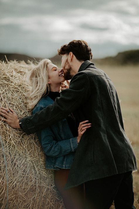 Country Couple Pictures, Couple Engagement Pictures, Engagement Pictures Poses, Couple Style, Couple Photoshoot Poses, Cute Couples Photos, Relationship Goals Pictures, Photo Couple, Couple Photography Poses