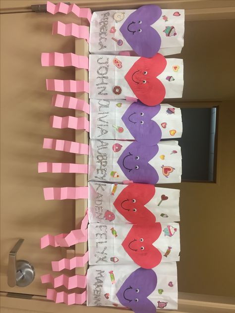 Kindergarten Craft Valentines Day, Valentines Paper Bags For Kids, Paper Bag Valentines Craft, Brown Bag Valentine Bag, Valentine Lunch Bag Craft, Kids Valentines Bags For School, Valentines Day Bags For Kids To Make, Valentine Bags For Kindergarten, Valentine’s Day Bag Ideas