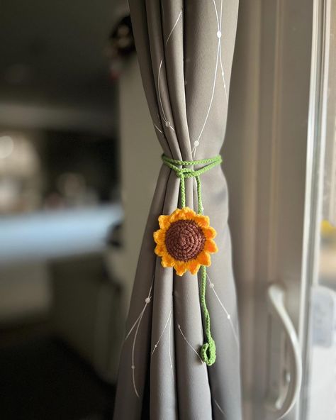 Change your little things change your day🥰. Beautiful crochet sunflower curtain tie-back #crochetaddict #crochetaddict #crochetersofinstagram #crochet #quincrochetgifts Curtain Holder Crochet, Sunflower Curtains, Sunflower Motif, Flower Jewelry Designs, Sunflower Wall Decor, Flower Curtain, Curtain Holder, Things Change, Floral Home Decor