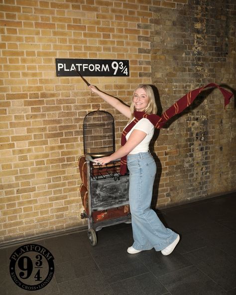 finally got my letter ⚯͛ Harry Potter Studios London Outfit, Harry Potter Warner Bros Studio, Kings Cross Station Harry Potter, Hogsmeade Outfit, Leavesden Studios, Harry Potter Aesthetic Hogwarts, Travel Aesthetic London, Fashion Europe Summer, Harry Potter Locations London