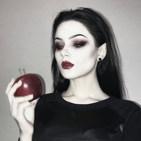 Moon Village, Vampy Makeup, Dark Makeup Looks, Vampire Bride, Romantic Makeup, Apple Bite, Vampire Makeup, Gothic Girl, Alt Makeup