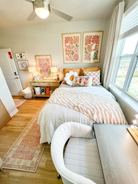 College Apartment Bedroom Organization, Dorm Room Single Person, College Apartment Bedroom Layout, Single Bed Aesthetic, Single Dorm Room Ideas, College Dorm Room Inspiration, Dream Dorm Room, College Room Decor, Beachy Room