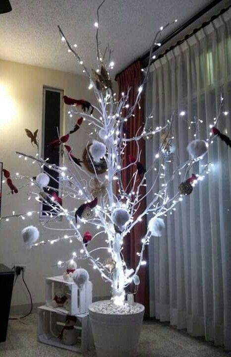 Bello árbol seco navideño blanco decorado con esferas blancas y luces #Christmas #decoration #tree Hallway Christmas Decor, Hallway Christmas, Affordable Christmas Decorations, Christmas Decor Trends, Diy Christmas Ornaments Easy, Diy Christmas Ornament, Christmas Tree Decorations Diy, Xmas Deco, A White Christmas