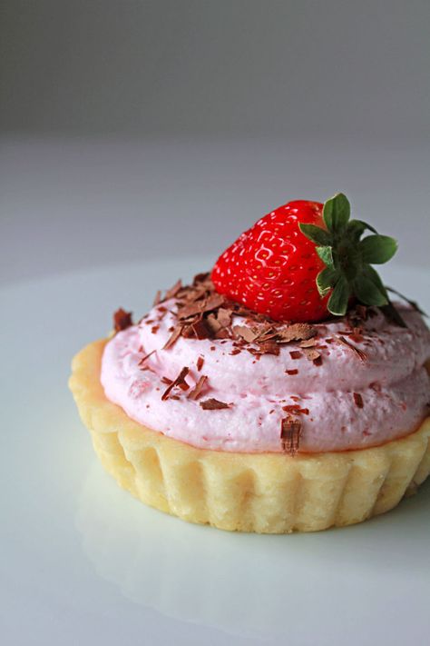 Chocolate Strawberry Mousse Tartlets - Oh Sweet Day! Strawberry Tartlets, Summer Fruit Desserts, Pie Making, Strawberry Mousse, Shortbread Crust, Food Advertising, Shortcrust Pastry, Chocolate Strawberry, Chocolate Shavings