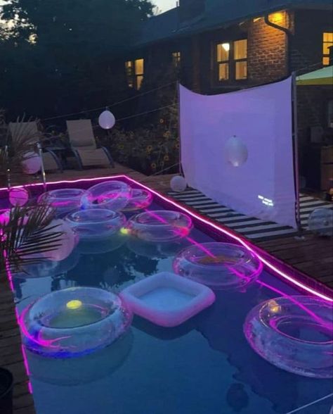 Neon Pool Party Ideas, Teenage Pool Party, Beach Night Party, Glow Pool Party, Neon Pool Parties, Bts Party, Night Pool Party, Pool Dance, Teenage Parties