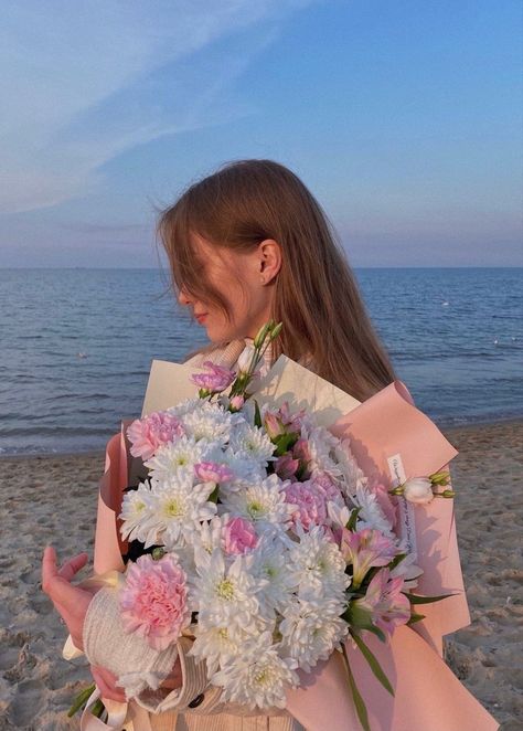 Flipagram Instagram, Beautiful Bouquet Of Flowers, Aesthetic Women, Luxury Flowers, Flower Phone Wallpaper, Bouquet Of Flowers, Insta Photo Ideas, Photoshoot Poses, Aesthetic Photo