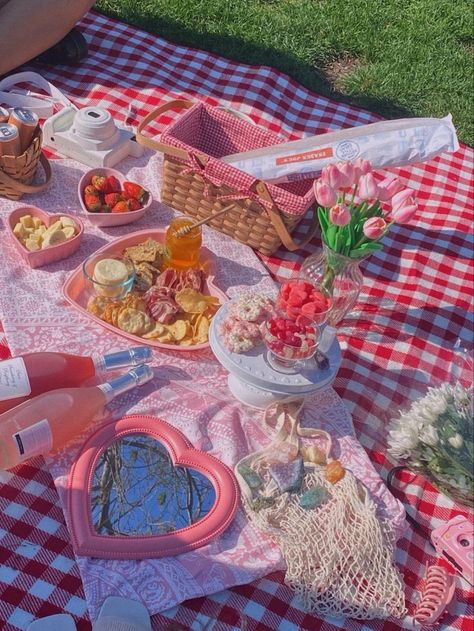 S a v e = f o l l o w ✨ Picnic Date Food, Picnic Inspiration, Picnic Birthday, Picnic Date, Picnic Time, Picnic Food, Picnic Foods, Picnic Party, Trik Fotografi