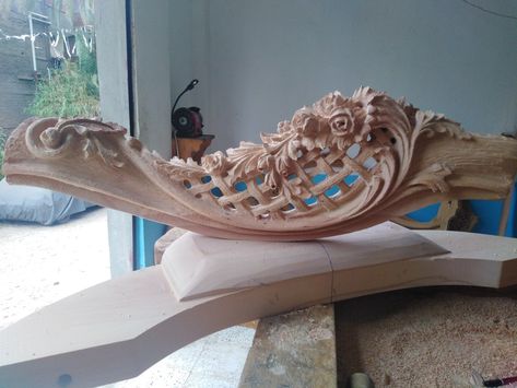 Bed Crown, Wood Carving Furniture, Luxury Sofa Design, Wooden Bed Design, Art Chair, Cool Woodworking Projects, Wooden Design, Carving Designs, Luxury Sofa