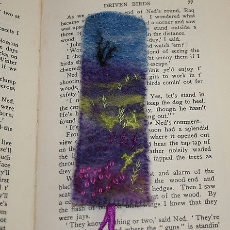 Felted Bookmarks, Felt Yarn, Felt Bookmark, Needle Felting Diy, Wool Felt Projects, Wet Felting Projects, Felt Pictures, Fabric Postcards, Felt Book