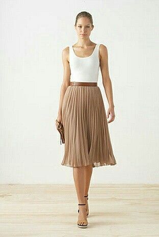 Pleated Skirt Outfit, Skirt Diy, Khaki Skirt, Pleated Long Skirt, White Tank, Skirt Outfits, Spring Summer Fashion, Pleated Skirt, Dress To Impress