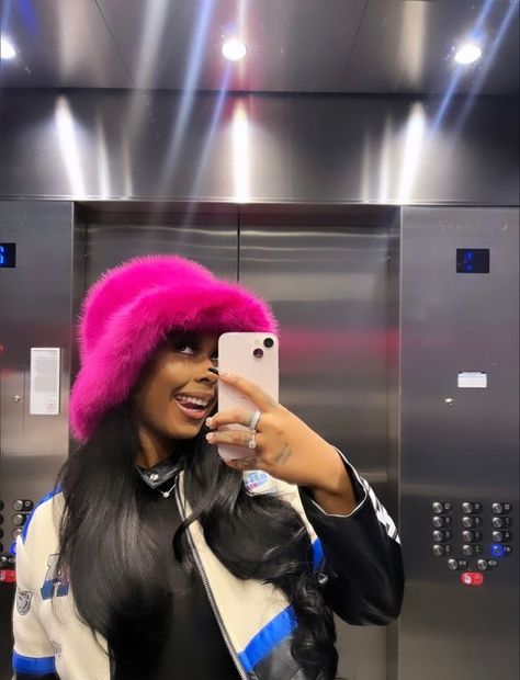 Y2k Rihanna, Fuzzy Hat Outfit, Fur Hat Aesthetic, Hat Outfit Black Women, Outfits Winter 2023, Ptso Outfits, Aesthetic College Outfits, Fur Hat Outfit, Outfits Fall 2023