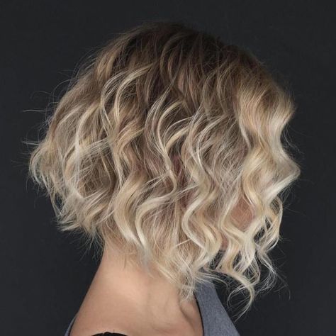 Blonde Ombre Bob, Chin Length Hair, Bob Haircut For Fine Hair, Bob Hairstyles For Fine Hair, Penteado Cabelo Curto, Curly Bob Hairstyles, Ombre Hair Color, Haircuts For Fine Hair, Short Curly Hair