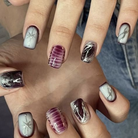 Saltburn Aesthetic Nails, Short Nails Aesthetic Grunge, Nail Inspo Y2k Grunge, Antique Nail Art, Nails Grunge 90s, Short Alt Nails, Fairy Grunge Nails, Simple Grunge Nails, Short Grunge Nails