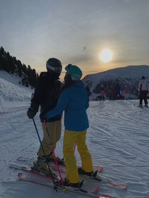 Ski Trip Couple Pictures, Cute Couple Skiing Pictures, Ski Trip Aesthetic Couple, Ski Date Aesthetic, Skiing Couple Aesthetic, Couples Skiing Pictures, Ski Couple Aesthetic, Ski Trip Couple, Ski Couple Pictures