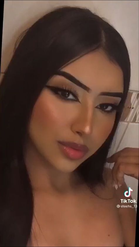 Beauty And Cosmetics, Maquillage On Fleek, Latina Makeup, Natural Glowy Makeup, Makeup Is Life, Dope Makeup, Edgy Makeup, Cute Makeup Looks, Dark Makeup