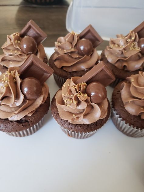 Fancy Chocolate Cupcakes Decorating, Chocolate Decorated Cupcakes, Pretty Chocolate Cupcakes, Chocolate Cupcake Decorating Ideas, Chocolate Cupcake Decoration, Chocolate Birthday Cupcakes, Super Moist Chocolate Cupcakes, Chocolate Cupcakes Decoration, Assorted Cupcakes